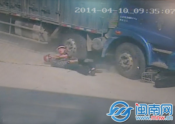 9點(diǎn)35分07秒，王老父用最后力氣，將兒子推開(kāi)