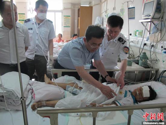 海南小學(xué)春游大巴側(cè)翻致8人死32人傷 校長(zhǎng)被控制