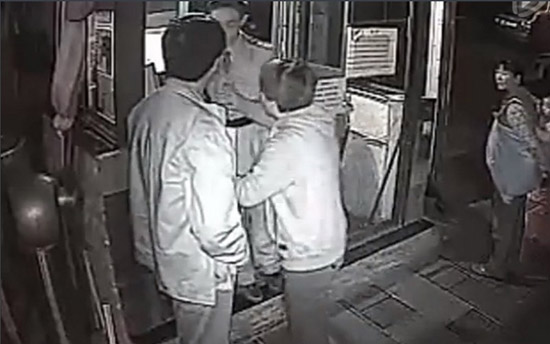 云南高院法官打保安磕頭求饒3