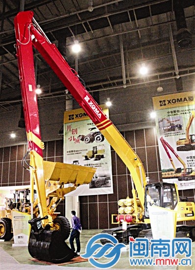 挖掘機(jī)臂長(zhǎng)16米，能做很多人工無(wú)法完成的工作