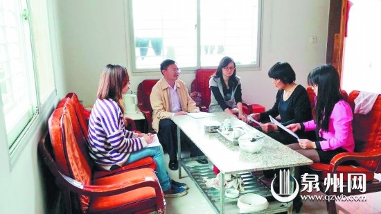 鎮(zhèn)村干部走進(jìn)村民家中展開入戶隨訪