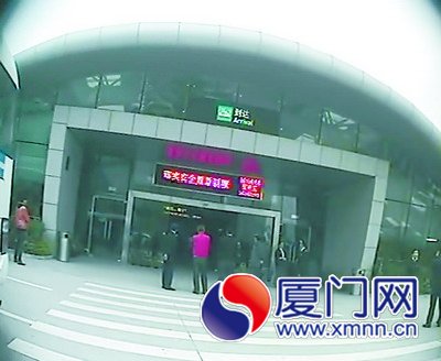 “黑車”司機(jī)聚集在碼頭出站口，碼頭保安竟幫忙攬客。