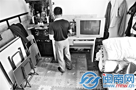 阿顏出獄后一無所有，但是特地帶著三位先人的牌位