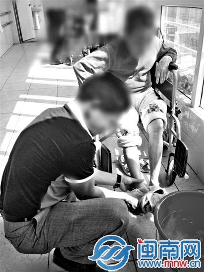 出獄這段時(shí)間，阿顏每天到養(yǎng)老院給母親洗腳，陪她散