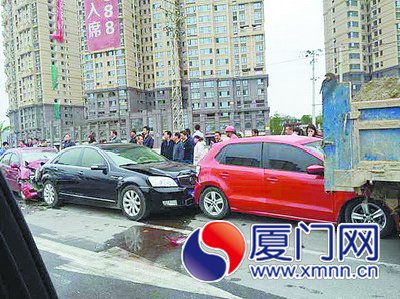 四車緊密“貼”在一起，受損嚴(yán)重。