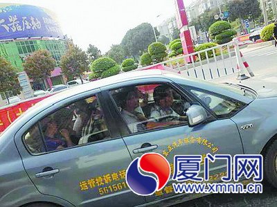 小小的一輛教練車上擠了7個成年人