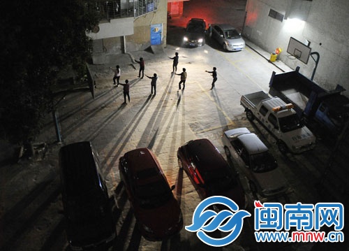 休閑空間被壓縮，阿姨們只能在靠近居民樓的地方跳舞