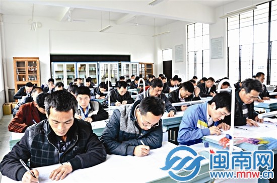 茶農(nóng)和真正的大學(xué)生一樣，上課、考試