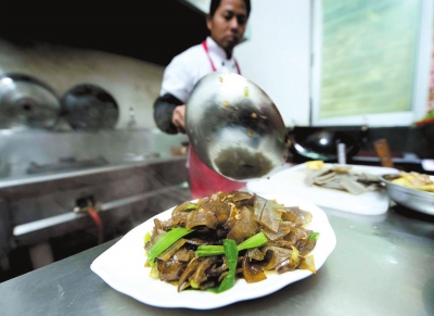 向陽驛站大廚炒制的粉根又Q又香