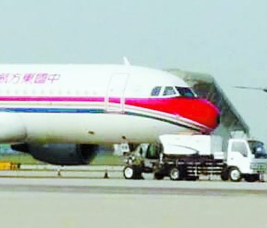 受“傷”的飛機，在停機坪等待維修