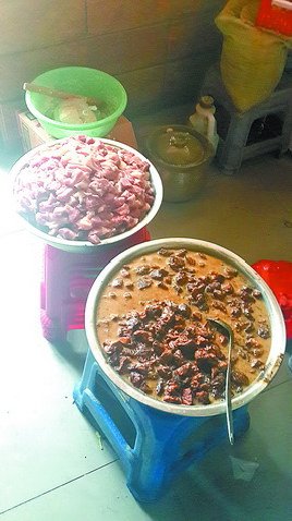 作坊內(nèi)的兩大盆肉