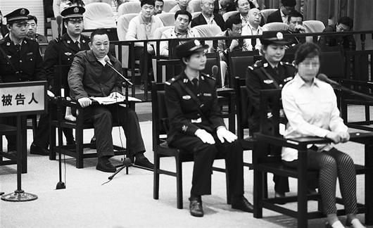 另案犯罪嫌疑人楊某(右一)在劉漢等10人案審判法庭