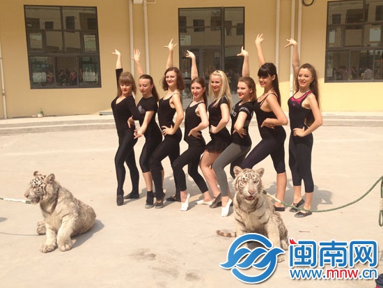 烏克蘭雜技演員與白虎合影