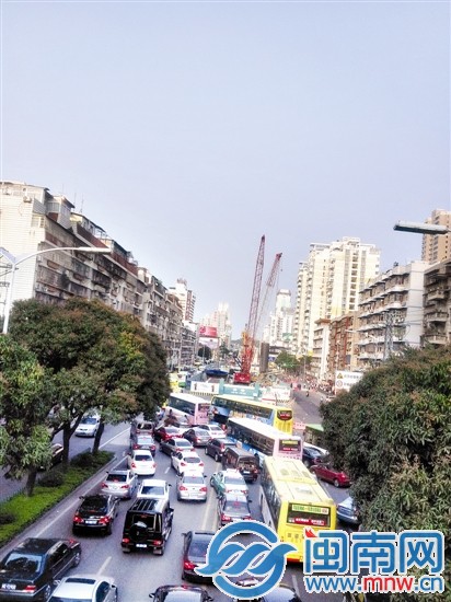 事發(fā)后，右側(cè)車道劃入警戒區(qū)，致交通阻塞