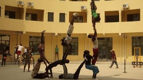 肯尼亞雜技團(tuán)表演疊羅漢