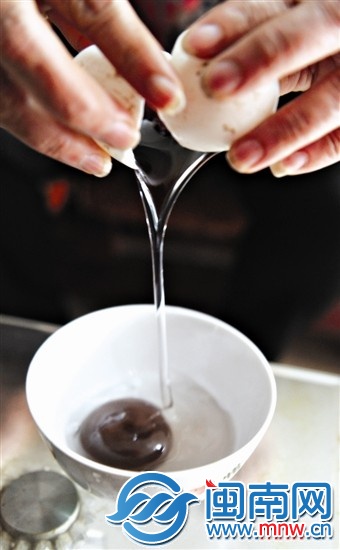 潘女士現(xiàn)場打蛋，咖啡色的蛋黃滑落碗底