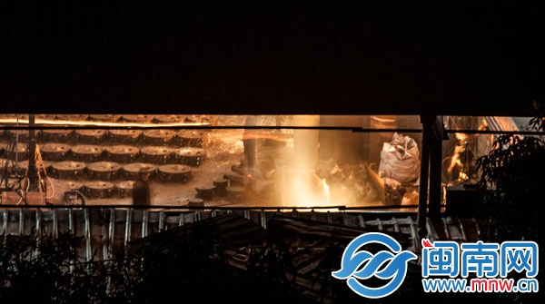 開始鑄鐵時，車間內火花四濺