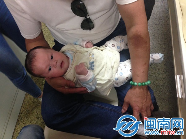 寶寶很乖，瞪著圓溜溜的大眼睛看著周圍