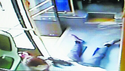 女護(hù)士為男子做心臟復(fù)蘇急救