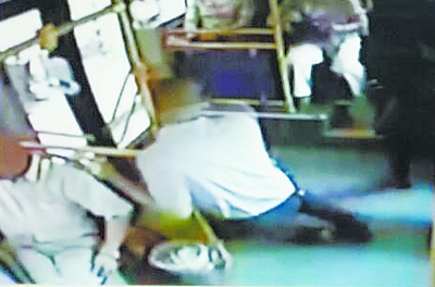 男子身形不穩(wěn)開始倒地