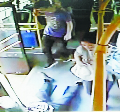 男子暈倒在公交車上