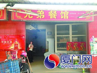 乘客借用BRT邊上這家小餐館的廁所得交一元