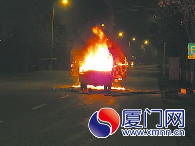 小貨車深夜起火