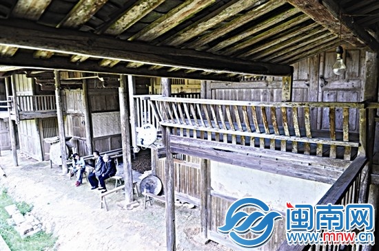 老房子前，夫妻倆佝僂的身影與他們的年齡那么不相稱