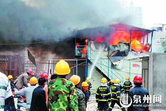 消防官兵奮力滅火