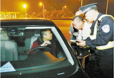 市民評(píng)代表攔下一臺(tái)公務(wù)車檢查