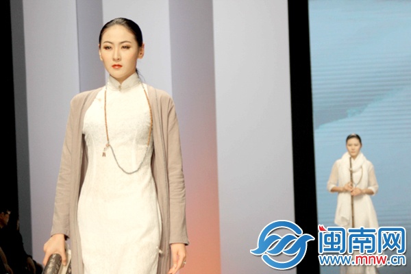 模特穿著旗袍在T臺(tái)上走秀