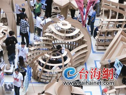 200多名學(xué)生用瓦楞板搭建出26間八九平方米的房子