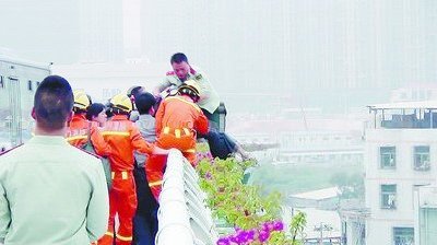 男子被一把拉住，眾人合力救起了他