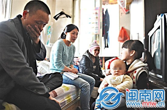 爸爸看著懂事的女兒，難過地哭了