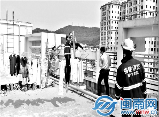 消防官兵一把抱住欲跳樓的女子