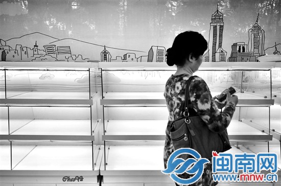 面包架上最后一個面包，被這位女士取下