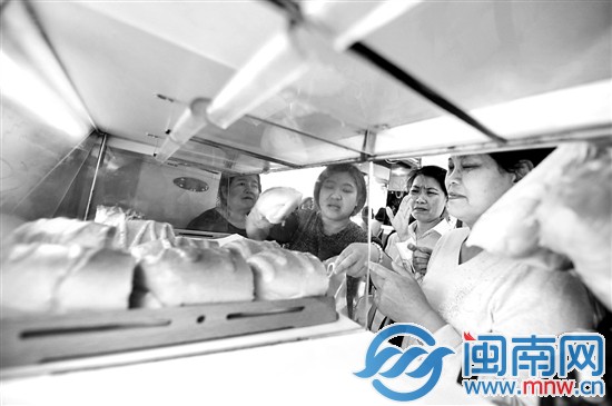 剛出爐的面包，遭到市民的哄搶