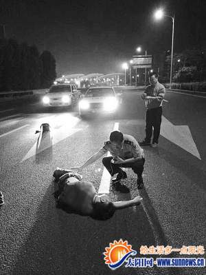 醉漢酣睡路中央