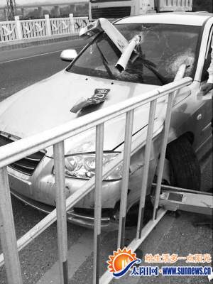 小車擋風玻璃被刺穿