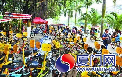 擺放在路邊的待租觀光自行車