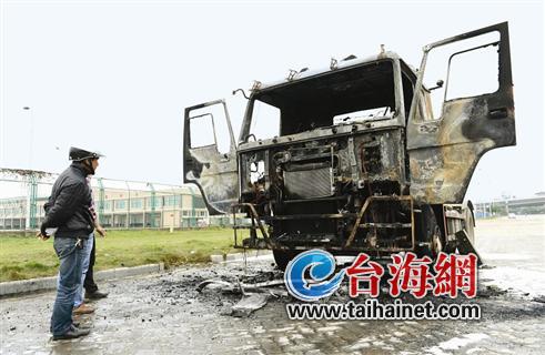 掛車車頭突發(fā)大火