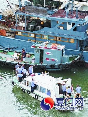 漁監(jiān)人員在避風(fēng)塢巡邏