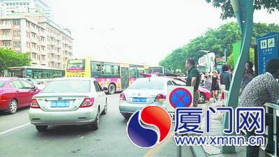輪渡公交站進(jìn)站口的禁停標(biāo)志形同虛設(shè)