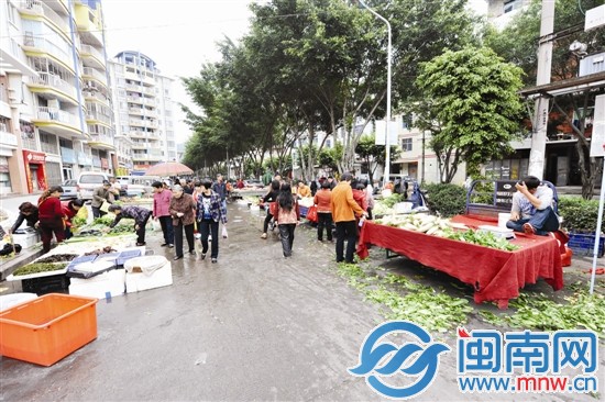 馬路市場(chǎng)擺攤無(wú)序，菜葉隨處可見(jiàn)