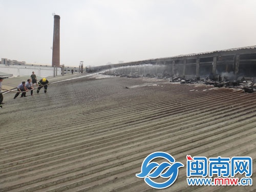 消防官兵扛水槍上屋頂滅火