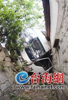大貨車失控，沖下護坡墻