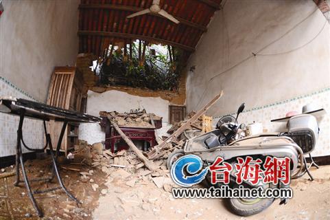 客廳撞出一個大洞