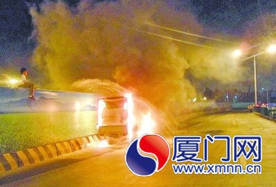 小貨車燃起大火