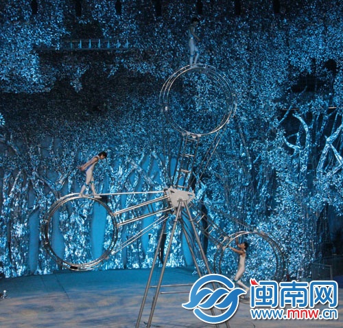 三個雜技演員表演的旋轉(zhuǎn)生死魔輪很是刺激