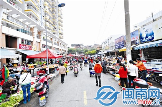 道路兩側(cè)擺滿攤位，讓整條路擁擠不